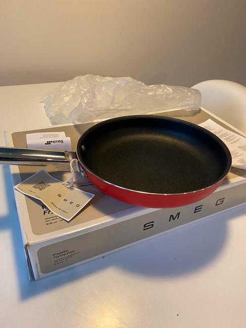 Smeg Padella braadpan red dia 26cm, Huis en Inrichting, Keuken | Potten en Pannen, Nieuw, Aluminium, Ophalen of Verzenden