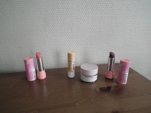 2 lippenstiften van Yves Rocher, 2 lippenbalsems, Handtassen en Accessoires, Uiterlijk | Cosmetica en Make-up, Zo goed als nieuw