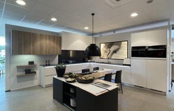 Hoekkeuken in hoogglans, Huis en Inrichting, Keuken | Complete keukens, Ophalen, Wit, Hoekkeuken, Nieuw