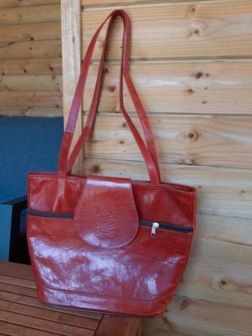 Schoudertas rood met speciale details beschikbaar voor biedingen