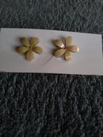 Beige/roze oorbellen met bloemen die niet bij elkaar passen, Handtassen en Accessoires, Oorbellen, Overige materialen, Beige, Ophalen of Verzenden