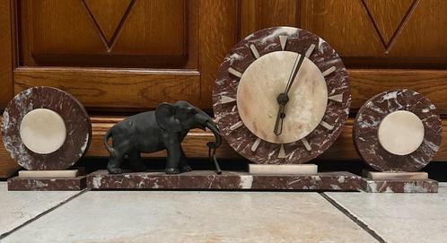 Oude klok verwerkt in een marmeren decoratie met, Antiek en Kunst, Antiek | Klokken, Ophalen of Verzenden