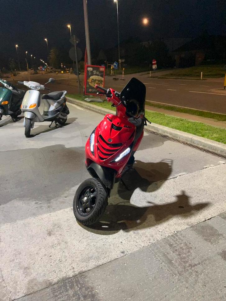 Piaggio zip 2t bklasse, Fietsen en Brommers, Scooters | Piaggio, Zo goed als nieuw, Zip, Ophalen