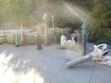 Te koop allerlei tuindecoratie en gereedschap in goede staat beschikbaar voor biedingen