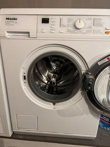 Miele Softtronic W3241 wasmachine, 1200 à 1600 tours, 6 à 8 kg, 85 à 90 cm, Chargeur frontal