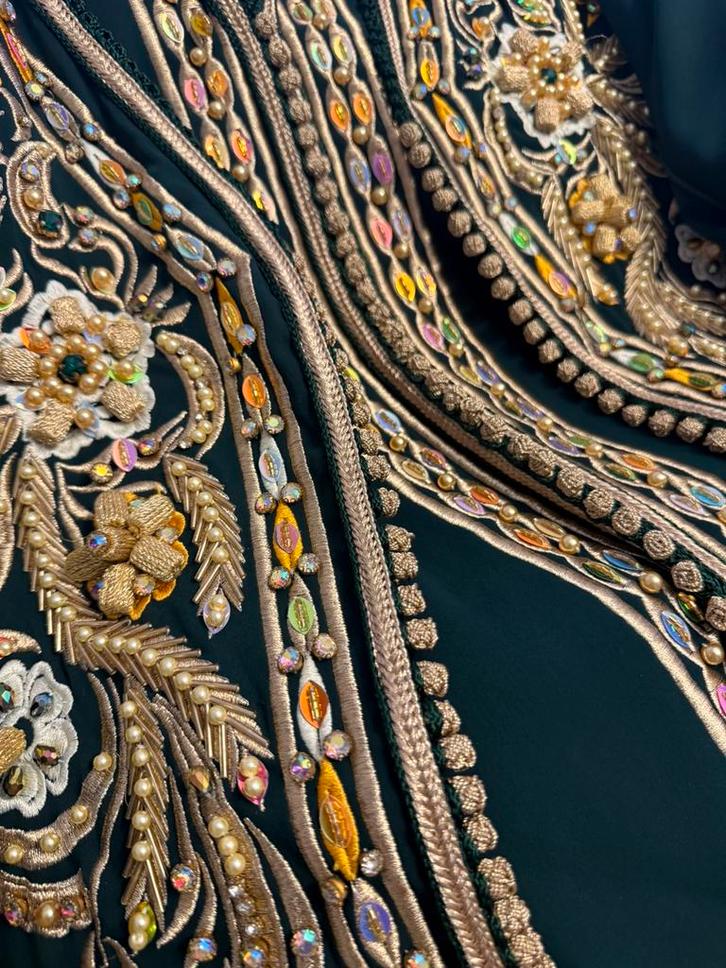 takchita, slechts één keer gedragen., Kleding | Dames, Jurken, Zo goed als nieuw, Maat 38/40 (M), Groen, Onder de knie, Ophalen of Verzenden