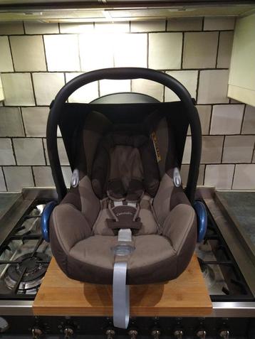 Maxi-Cosi cabriofix +zonnekap+3hoezen+voetenzak disponible aux enchères