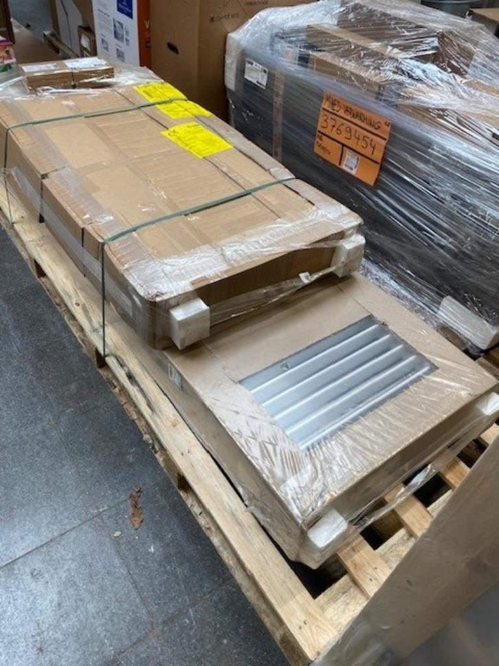 Vasco Tulipa horizontale radiator TH2 1260 x 600 9016, Doe-het-zelf en Bouw, Verwarming en Radiatoren, Nieuw, Radiator, 800 watt of meer