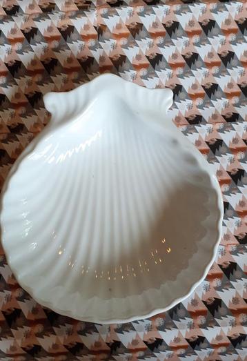 plat en porcelaine pour biscuit forme coquille  beschikbaar voor biedingen