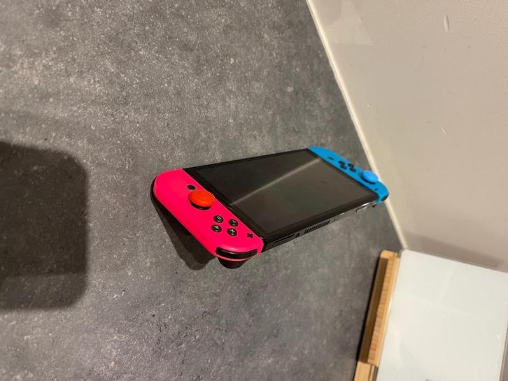 Nintendo Switch OLED – uitstekende staat!, Games en Spelcomputers, Spelcomputers | Nintendo Switch, Gebruikt, Switch OLED, Met 2 controllers