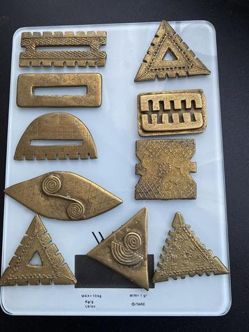 10 Geometrische messing goudgewichten s17 beschikbaar voor biedingen