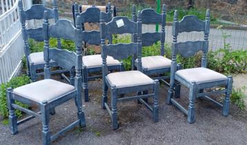 six chaises en bois 