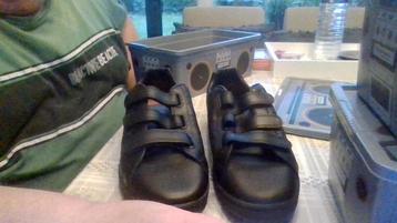 12 paar schoenen en pantoffels moeten weg beschikbaar voor biedingen