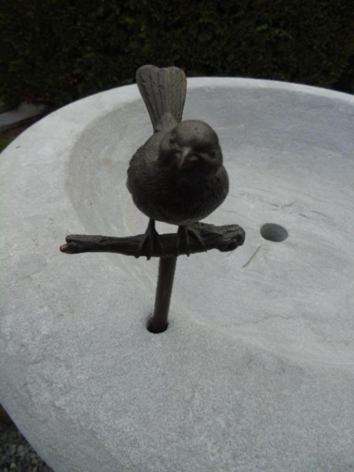Standbeeld van een bronzen vogel op een tak gesigneerd, Tuin en Terras, Tuinwanddecoratie, Nieuw, Ophalen