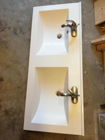 Wastafel in de badkamer 135cm x 55cm x 3cm beschikbaar voor biedingen