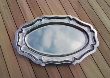 Een ovalen inox plateau, schaal beschikbaar voor biedingen