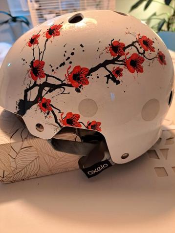 Fietshelm met bloemmotief beschikbaar voor biedingen
