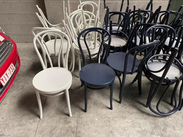 Gratis 18 plastic stoelen beschikbaar voor biedingen
