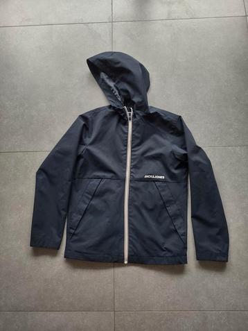 Dunne donkerblauwe jas met kap Jack&Jones - maat 152 beschikbaar voor biedingen