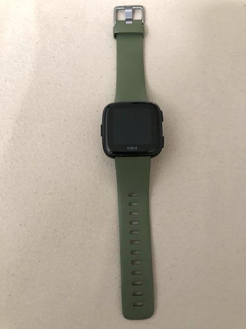 Fitbit Versa - montre intelligente, Bijoux, Sacs & Beauté, Montres connectées, Comme neuf, Android, Vert, Distance, Bandage calorique