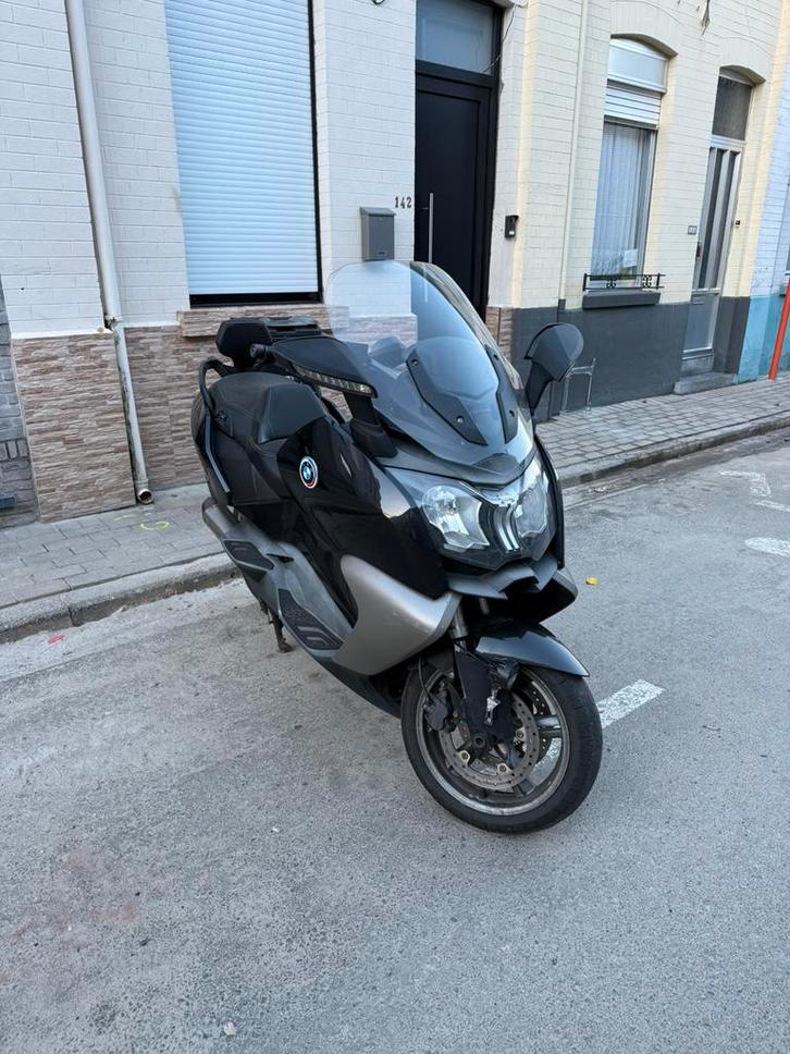BMW C650 GT ABS akrapovic, Motos, Motos | BMW, Particulier, Scooter, ABS, Transmission par cardan, Poignées chauffantes, Éclairage LED