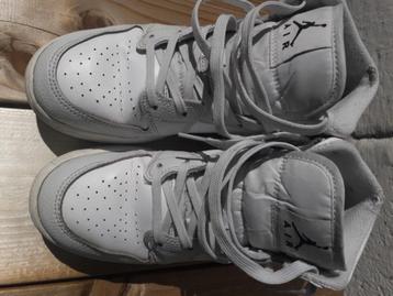 Jordan 1mid 39, Gris, Enlèvement ou Envoi, Sneakers et Baskets, Comme neuf
