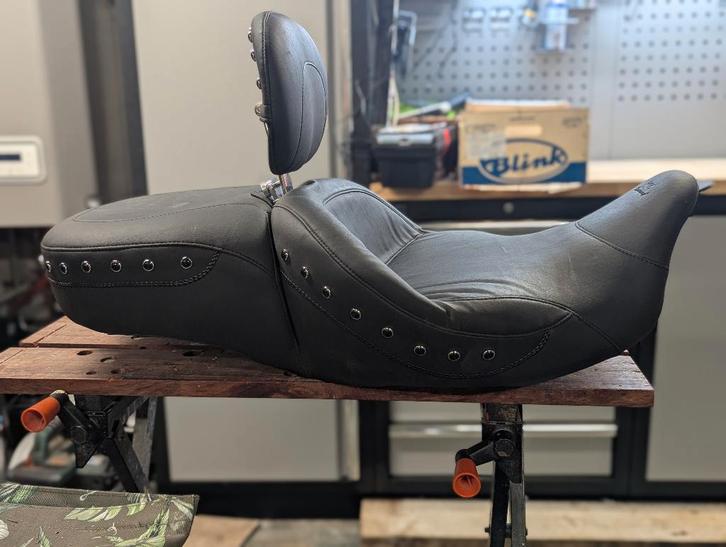 Mustang duo zadel met steun, Motos, Pièces | Harley-Davidson, Neuf, Enlèvement