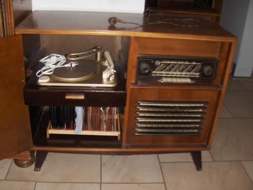 ancien meuble radio avec tourne disque dual et 36 disques, Antiek en Kunst, Curiosa en Brocante, Ophalen