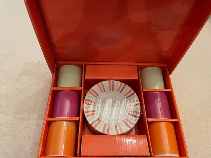 Mokkatasjes 6 stuks en 6 ondertasjes, Nieuw!, Verzamelen, Porselein, Kristal en Bestek, Nieuw, Kop en/of schotel, Porselein, Ophalen of Verzenden