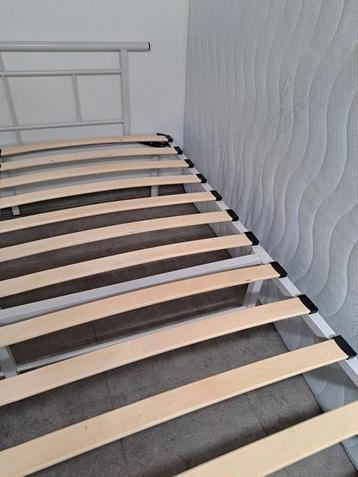 Bedframe wit 160 + matras beschikbaar voor biedingen