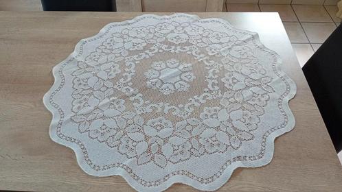 Grote witte placemat met bloempatronen met een diameter van, Huis en Inrichting, Tafelkleden, Zo goed als nieuw, Rond, Binnen