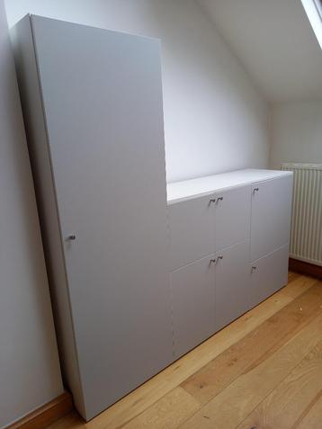 Lichtgrijze kast/kast beschikbaar voor biedingen