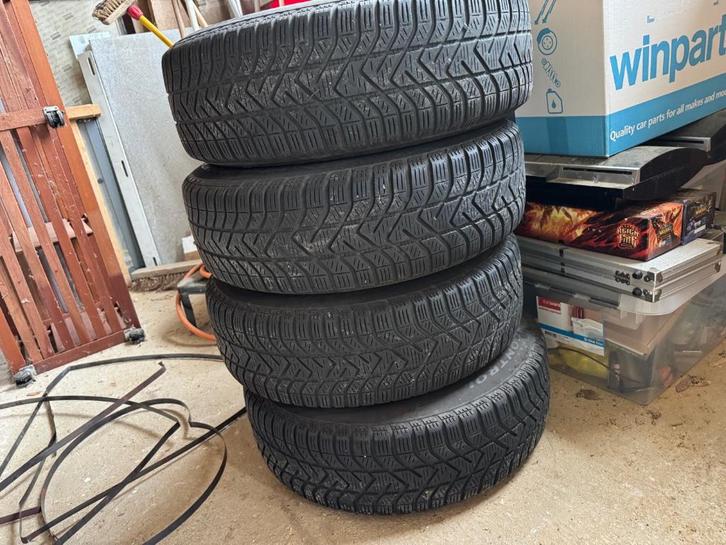 Winterbanden op stalen velg en sierdeksels voor VW., Auto-onderdelen, Banden en Velgen, Banden en Velgen, Winterbanden, 15 inch
