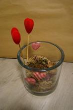 glazen vaas met hartjes decoratie , pot diam + H = +/-14cm, Overige kleuren, Ophalen of Verzenden, Minder dan 50 cm, Glas