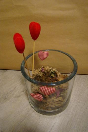 glazen vaas met hartjes decoratie , pot diam + H = +/-14cm   beschikbaar voor biedingen