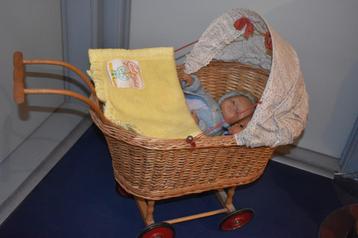 poppenwagen + vintage 2 poppen beschikbaar voor biedingen