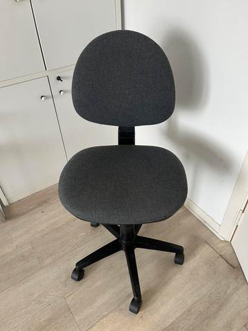Chaise dactylo de bureau en tissu gris beschikbaar voor biedingen
