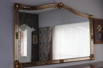 Grote wandspiegel met messing kader beschikbaar voor biedingen
