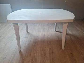 Tuintafel beschikbaar voor biedingen