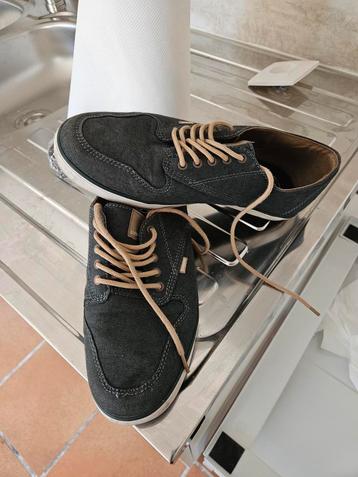Chaussure  marque élément poiture 40 porte 1 ou 2 fois cas y beschikbaar voor biedingen
