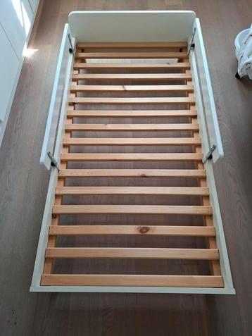 Kinderbedje laag bij grond om risico op vallen te vermijden beschikbaar voor biedingen