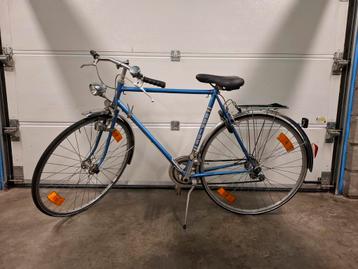 Oude fiets rapide beschikbaar voor biedingen