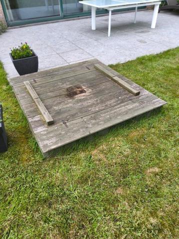 houten zandbak met bankjes beschikbaar voor biedingen