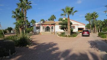 Belle villa avec jardin à couper le souffle et piscine exclu disponible aux enchères