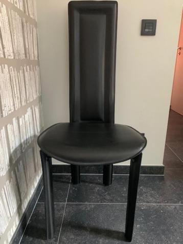 Zwarte lederen stoelen beschikbaar voor biedingen
