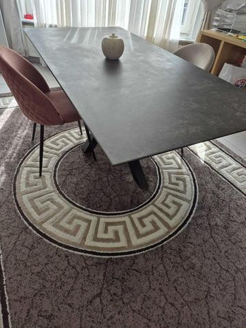 Tafel  beschikbaar voor biedingen