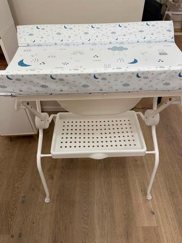 Opvouwbare badcommode met opbergruimte beschikbaar voor biedingen