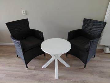 2 kunststof tuin stoelen en houten tafeltje beschikbaar voor biedingen