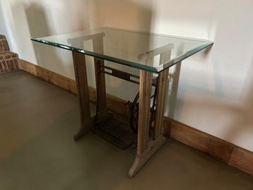 Bijzettafel beschikbaar voor biedingen