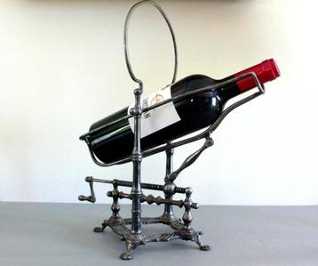  Vintage Mechanical Wine Cradle Pouring Device: Antique, Fre beschikbaar voor biedingen